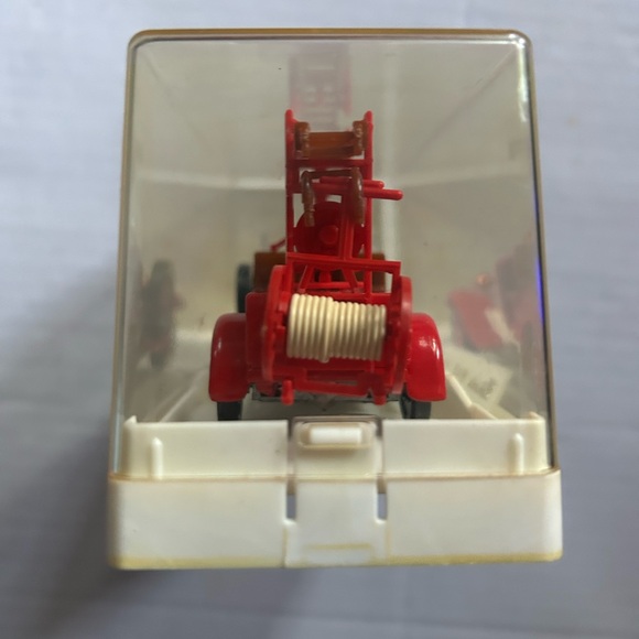 Miniature die cast fire engine in display case - Picture 5 of 9